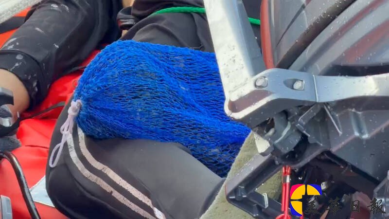 死者身穿防寒衣，且腰间挂著采集海鲜的网袋，里面还有半袋海螺。（民众提供）