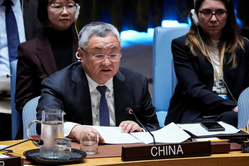 大陆常驻联合国副代表孙磊在联合国安理会上,指称日本军舰通过台海是蓄意挑衅。(路透... 大陆常驻联合国副代表孙磊在联合国安理会上,指称日本军舰通过台海是蓄意挑衅。(路透...