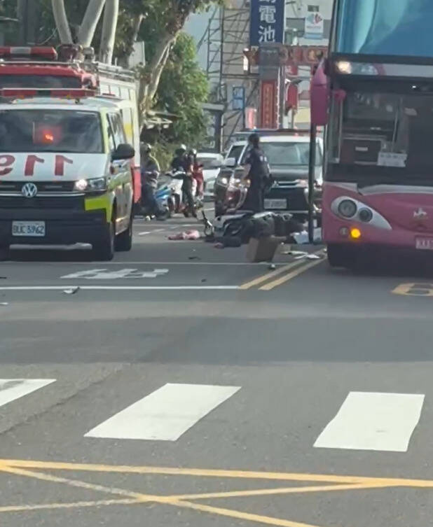 台南女警郑咏心骑摩托车在安南区遭追撞倒地，不幸被一旁经过的游览车辗毙。 （民众提供）