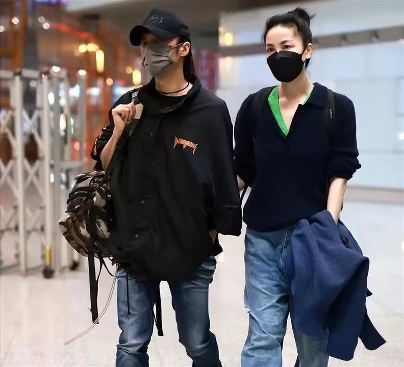 谢霆锋张柏芝被曝一起吃饭后，王菲与男友人聚餐
