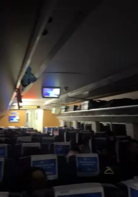 D1804次列车受电弓遭异物击打，困隧道内超2小时