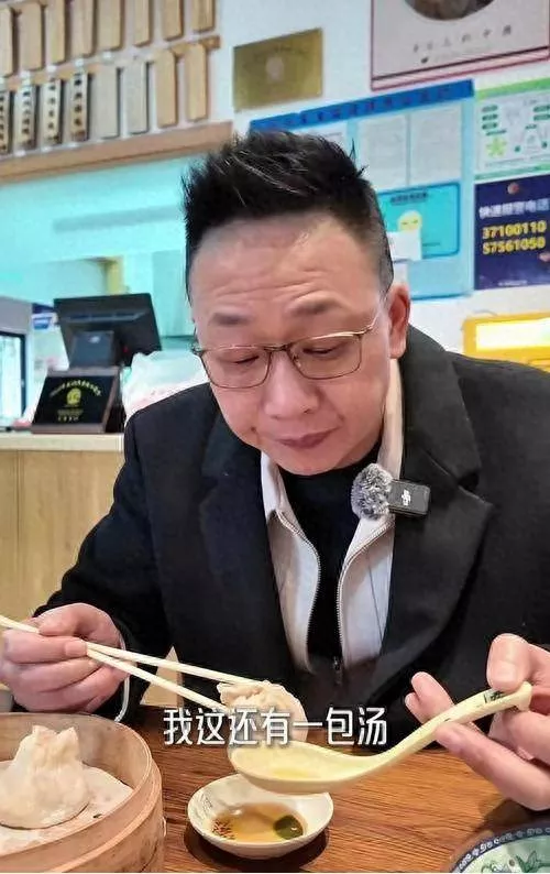 因摔耳机被迫离开央视，如今他54岁现身街头当吃播