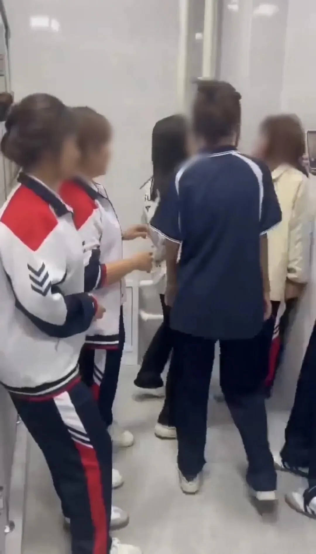 女生校内厕所遭霸凌,连同两名施暴者一并被开除