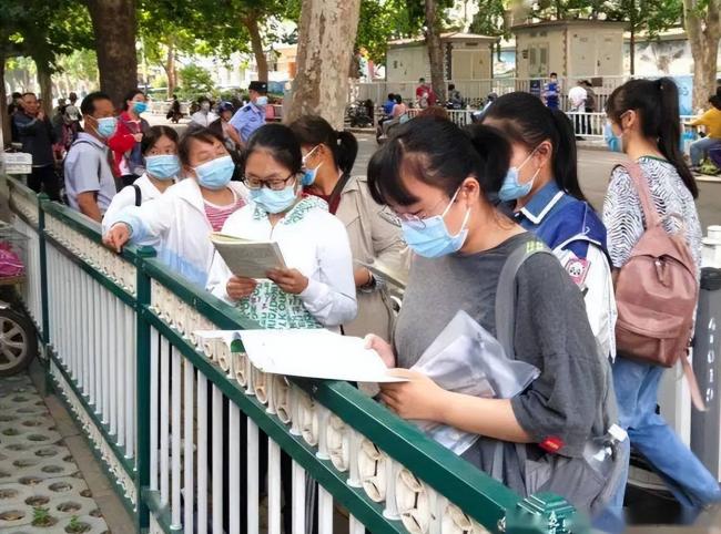 震惊全网：老师高考前48小时 弄丢全班准考证