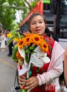 十八年前雨夜捡回失聪弃婴 儿子高考后跪谢养母