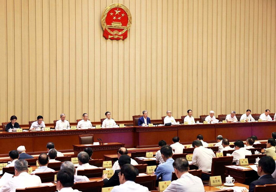 大陆十四届全国人大常委会第二十四次会议8月28日下午在北京人民大会堂闭幕后公告,... 大陆十四届全国人大常委会第二十四次会议8月28日下午在北京人民大会堂闭幕后公告,...