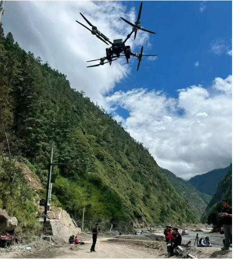 一群00后救援飞手在吉隆巨灾现场 崩溃了 一群00后救援飞手在吉隆巨灾现场 崩溃了