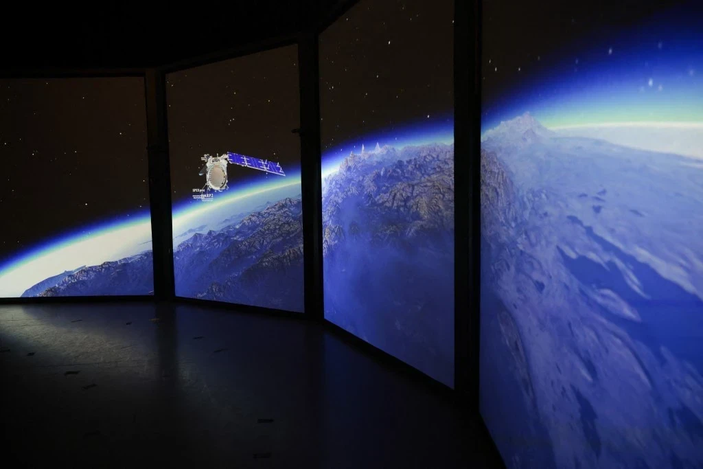 美國甘迺迪中心「從地球到太空」嘉年華，於2025年3月28日展出NASA衛星數據所創作的藝術裝置。（法新社） 陳玟穎