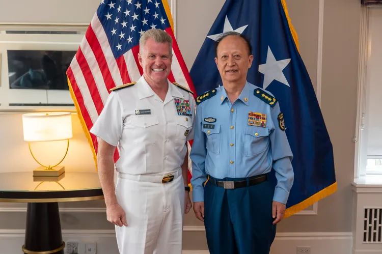 美軍太平洋司令部帕帕羅上將(左)與中國解放軍東部戰區司令楊志斌上將會面。翻攝X@PacificCommand