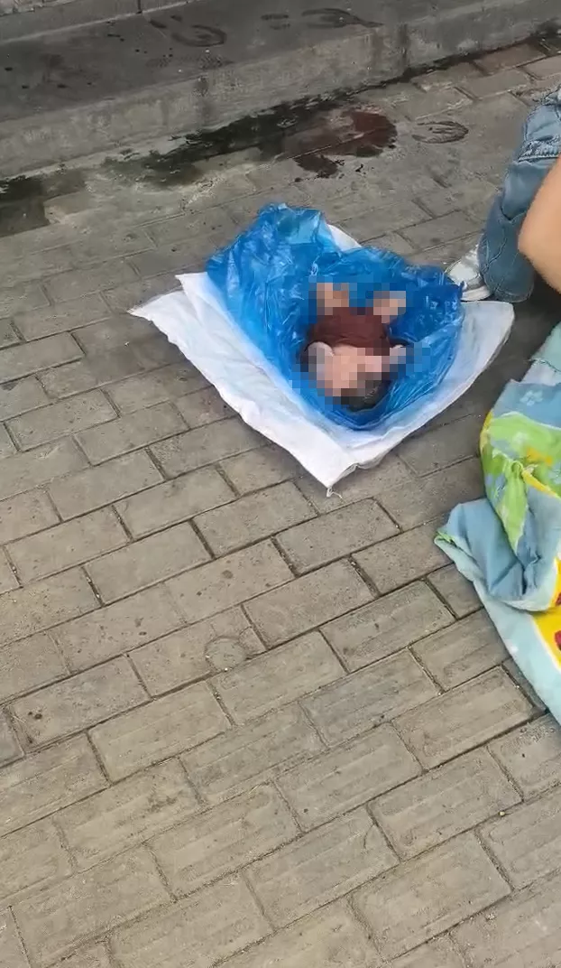 一女子公共卫生间生下女婴后独自离开？