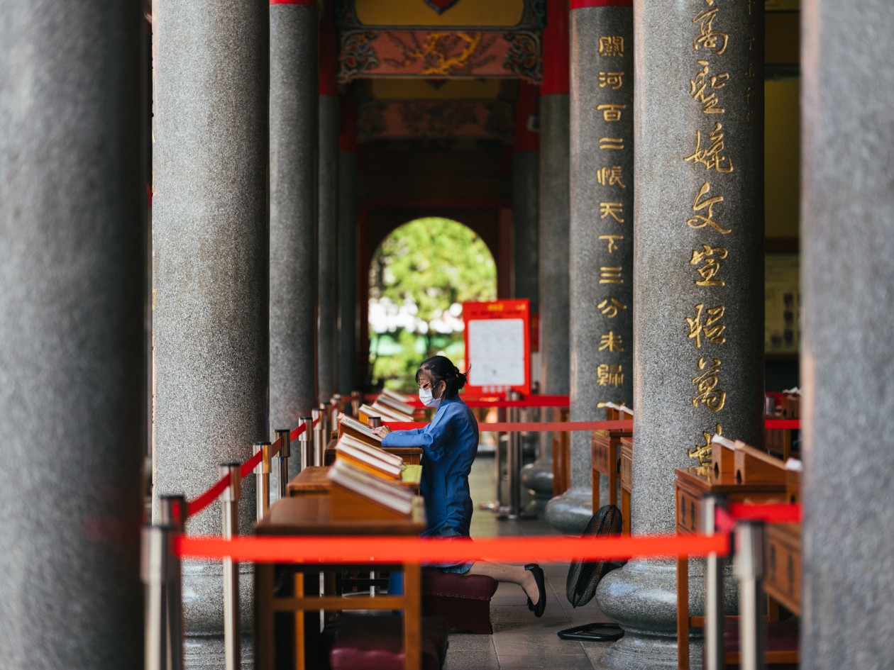 行天宫的志愿者利用闲时研读与关帝相关的道德典籍、经文和教义。
