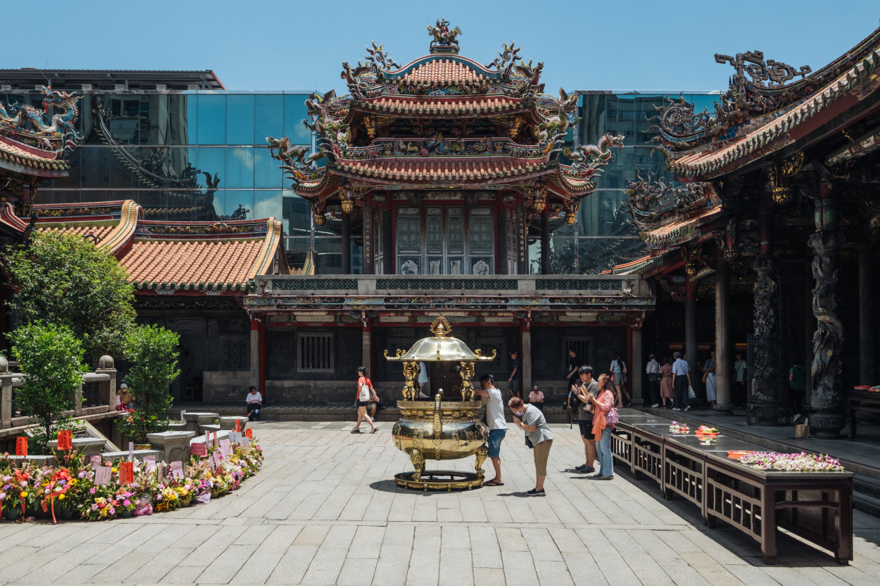 龙山寺内院的信众