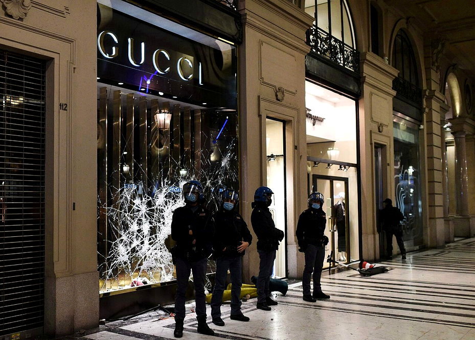 奢侈品牌Gucci已于近日完成在大陆市场新一轮降价，降价范围不仅包括包袋，也涵盖成衣，降幅达30%至40%。法新社