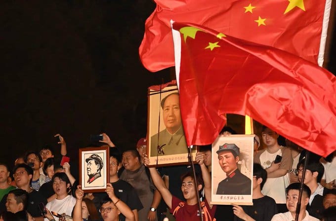 当地时间 8 日晚间，大批民众聚集在湖南省韶山市的毛泽东广场，举行毛主席逝世 50 周年的纪念活动。&nbsp;&nbsp;&nbsp;图：翻摄自 @whyyoutouzhele X 帐号