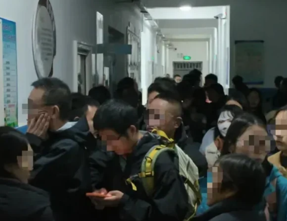▲祁连县等待入住学生宿舍的游客（图/视频截图）