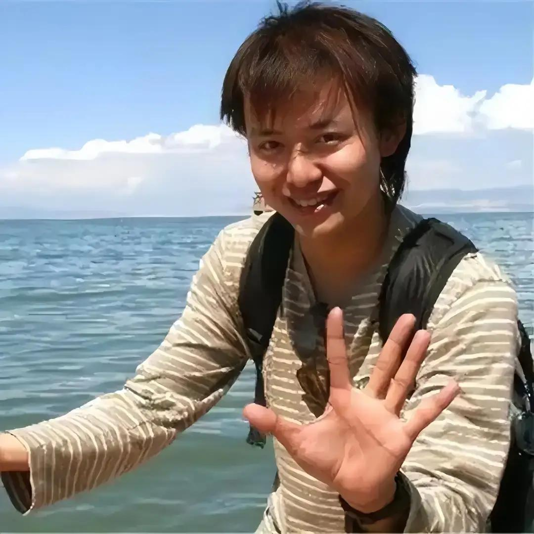 这位主动退学的博士生就是王垠。 &nbsp; 王垠本是名副其实的天才学霸，人生开局堪称励志范本，高考时因发挥失常，他遗憾考入四川大学计算机专业，但从未懈怠学业。 &nbsp; 凭借极强的自律和过人的天赋，他在本科期间稳居专业前列，毕业时凭借顶尖的专业成绩，成功