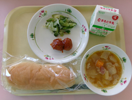 日本一市晒出小学午餐引争议 分量少的像是在战时
