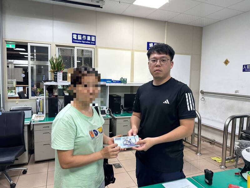 女子存款遭窃险血本无归,大园警火速寻回,保住她的辛苦钱。(记者郑淑婷翻摄) 女子存款遭窃险血本无归,大园警火速寻回,保住她的辛苦钱。(记者郑淑婷翻摄)