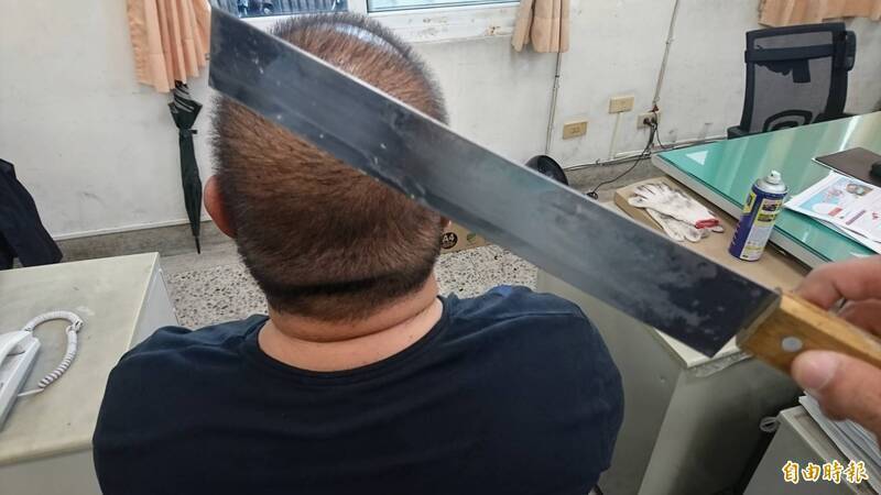 高雄市王姓男子观看他人协商债务过程中,取出西瓜刀朝债主手臂挥砍几乎断臂。(资料照) 高雄市王姓男子观看他人协商债务过程中,取出西瓜刀朝债主手臂挥砍几乎断臂。(资料照)