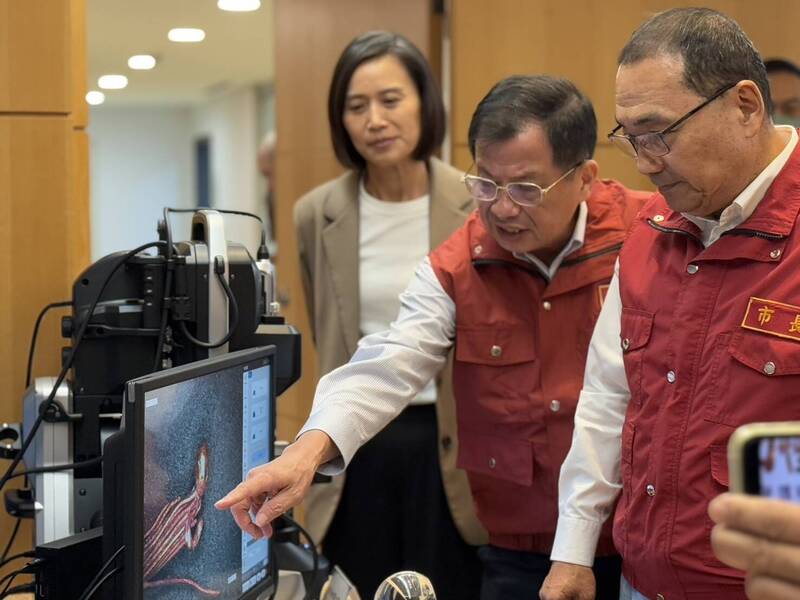 新北市政府今天在市政会议中,由消防局长陈崇岳以「科学鉴识CSI 淬炼韧性新北」为题专案报告,分享新北火调鉴识中心从「科学鉴识」CSI出发,追寻火场真相,进阶以大数据,助攻火灾预防、抢救派遣及城市治理;图为陈崇岳(中)向侯友宜介绍火调器材。(记者吴仁捷翻摄) 新北市政府今天在市政会议中,由消防局长陈崇岳以「科学鉴识CSI 淬炼韧性新北」为题专案报告,分享新北火调鉴识中心从「科学鉴识」CSI出发,追寻火场真相,进阶以大数据,助攻火灾预防、抢救派遣及城市治理;图为陈崇岳(中)向侯友宜介绍火调器材。(记者吴仁捷翻摄)